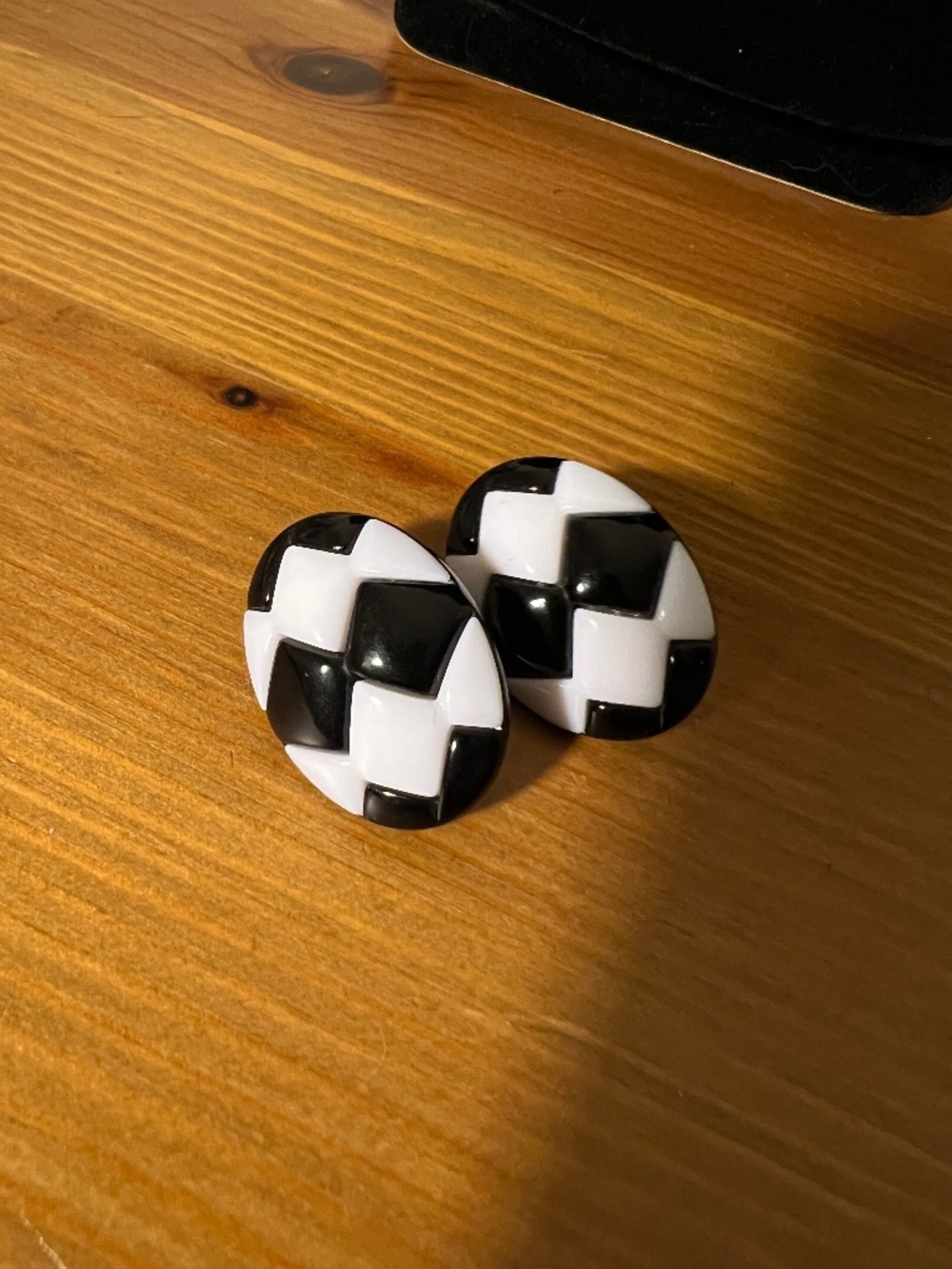 Vintage black and White oval earrings